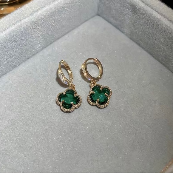 ✨2 for $30✨ Elegant Green Clover Drop Earrings - Picture 5 of 8